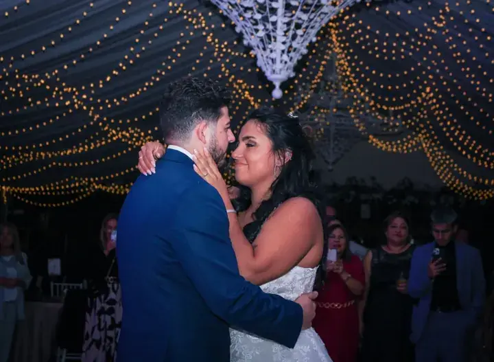 Primer baile de los novios bajo un techo de luces